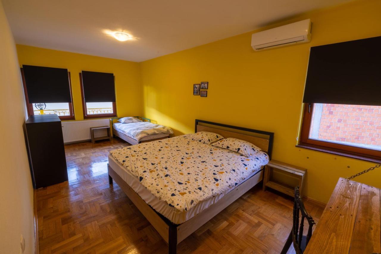Hostel Prishtina Backpackers Pristina Extérieur photo